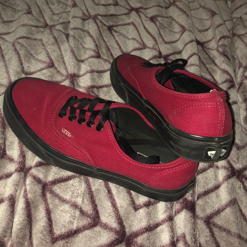 Size 7.5 in men’s and 9.0 in women’s